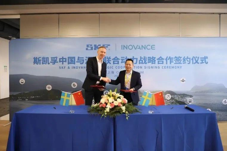 Дэвид Л.Х. Йоханссон, вице-президент SKF China (слева) и Ли Цзюньтянь, генеральный директор Suzhou Inovance United Power Systems Co., Ltd. (справа), подписали контракт от имени обеих сторон.