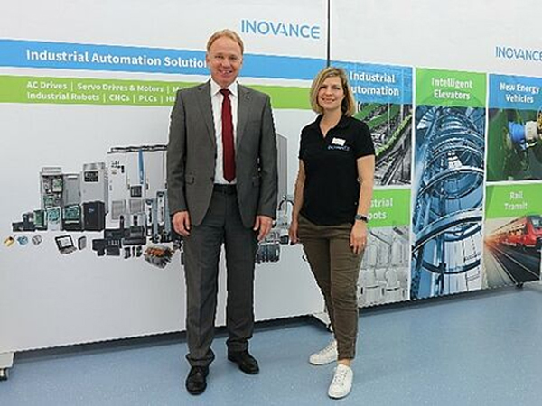 Мэр Плейдельсхайма Ральф Треттнер (слева) и менеджер по финансам и персоналу Inovance Technology в Германии Стефани Карл (справа)